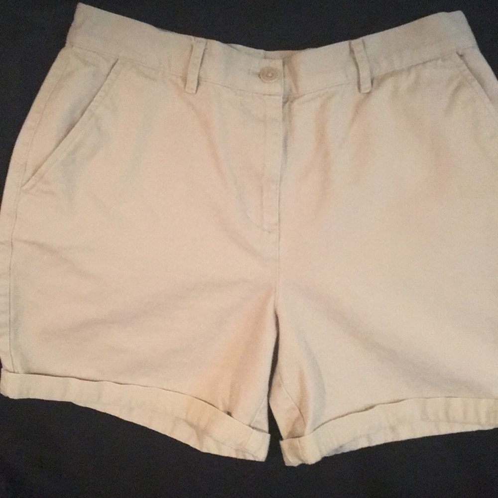 Size 6 khaki Ralph Lauren shorts.